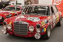 Photo d'une réplique de la Mercedes-Benz 300 SEL 6,8 AMG portant le no 35.