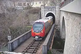 Un AMP entrant en gare d'Entrevaux en direction de Nice.