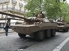 Un AMX-10 RC se préparant pour le défilé militaire du 14 Juillet avec le camouflage brun terre de France introduit fin 2019 remplaçant le camouflage Centre-Europe.