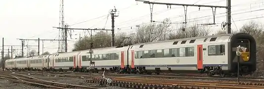 Rame automotrice composée de deux éléments automoteurs AM 96 de la SNCB.