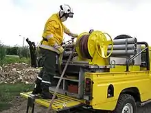 Agent de Protection de la Forêt Méditerranéenne (APFM) de l'Office national des forêts en tenue de feu (veste Nomex jonquille, pantalon Kermel sapin et casque feu de forêt F2).
