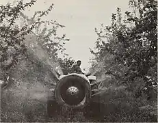 Pulvérisateur à turbine (à jets soufflés), méthode fréquemment employée dans les vignes et vergers hauts ; Canada, 2015.