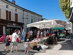 Le marché du mercredi établi depuis 1636 par lettres patentes du roi Louis XIII.