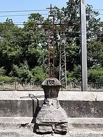 Croix datée de 1805 située derrière la mairie à l'emplacement de l'ancienne entrée du château de Lordat.