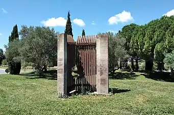 Sur le rond point de la Retirada, le monument symbolisant les grilles du camp de Pigné.