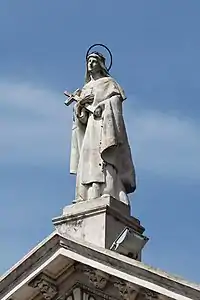 Statue de Catherine de Sienne au sommet de l'église du monastère Catherine de Sienne à Buenos Aires.