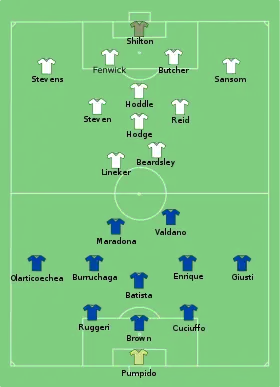 Image numérique en couleurs. Compositions des équipes avec disposition sur un terrain des deux équipes se faisant face, l'Argentine étant représentée par des maillots bleus foncé tandis que l'Angleterre l'est par des maillots blancs.