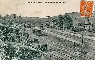 La gare d'Aumale, avant 1918On voit au premier plan les voies de la ligne du chemin de fer secondaire à voie métrique Amiens - Envermeu, et, au second plan, près du bâtiment de la gare, les voies de la ligne Paris - Le Tréport.