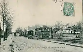La station de l'Arpajonnais implantée à un kilomètre de la gare d'Arpajon était exploitée au début du XXe siècle par la CGB.
