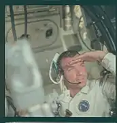 Photographie en couleur de Scott dans le vaisseau spatial.
