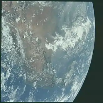 La Terre, photographiée après l'Injection trans-lunaire.