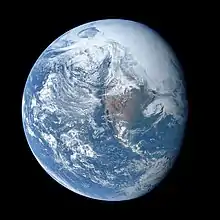 La Terre paressant de petite taille vue par Apollo 16 lors du vol vers la Lune