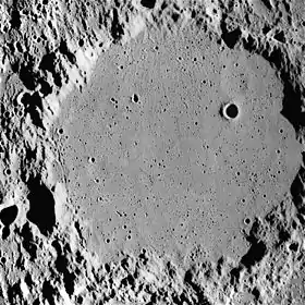 Le cratère Ptolemaeus avec à l'intérieur le petit cratère Ammonius.