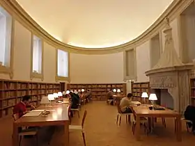 Salle de consultation de la bibliothèque.