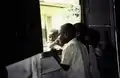 Des enfants Bagyeli près de la fenêtre de leur classe. Notre Dame de la Forêt, Bipindi, 1997