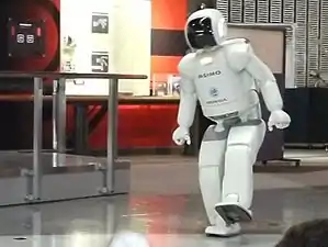 La plante du pied gauche d'ASIMO fait partie de la commande de réaction au sol.