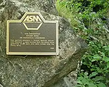 Photographie de la plaque commémorative de l'ASM.