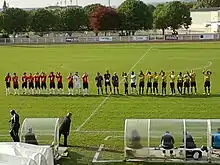 Les équipes du LOSC et de Poissy sur le terrain lors de la présentation d'avant-match