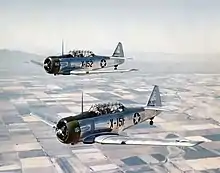 Deux North American T-6 Texan en vol près de Luke Field en 1943.