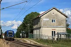 Bâtiment voyageurs et ATER à quai, vus vers Pontarlier.