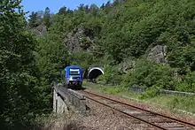 Deux X 73500 sur le viaduc La Vervialle, avec au fond, le tunnel du même nom.