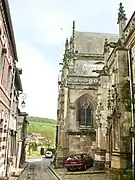 Façade nord de l'église, située à flanc de colline, d'où l'on a une vue dégagée sur la campagne avoisinante.