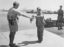 30 août 1945, le commandant Yuzo Tanno tend les clés de la base navale de Yokosuka au capitaine de la Royal Australian Navy  H.J. Buchanan commandant le premier peloton de la force d'occupation du Commonwealth britannique qui débarqua au Japon.