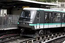 conductrice d'un métro arrêté en station