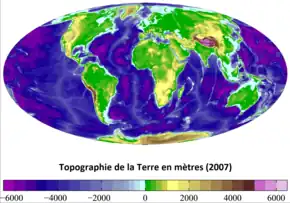 Planisphère en couleurs mettant en évidence la topographie terrestre.