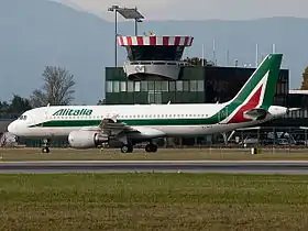 A320 d'Alitalia sous la tour de contrôlede l'aéroport de Turin.