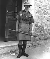 Photo en noir et blanc d'un soldat en kilt.