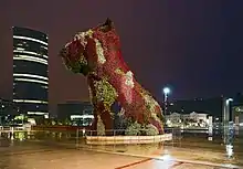 Une énorme sculpture végétale d'un chiot.