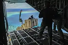 De grosses caisses sont parachutées sur les rivages des îles