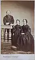 Portrait carte-de-visite, famille du second empire, vers 1860.