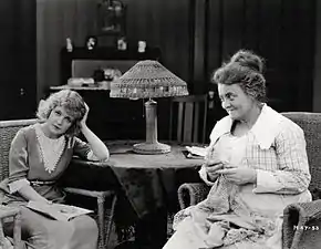 A Girl Named Mary (en) (1919), avec Marguerite Clark (à g.) et Aggie Herring