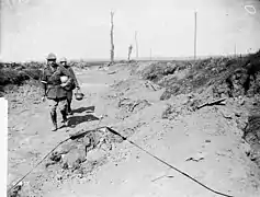 Soldats canadiens sur un champ de bataille près de Courcelette
