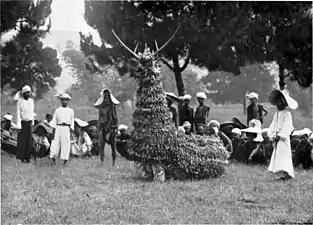 Une cérémonie shan de danse du cerf au début des années 1900.