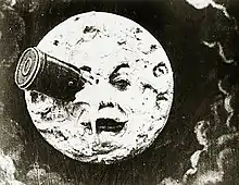 Extrait du film, un télescope rentrant dans l'œil de quelqu'un déguisé en Lune.