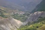 Vue de Villar-d'Arêne depuis l'ouest et la montée au hameau des Terrasses, sur la commune de La Grave.