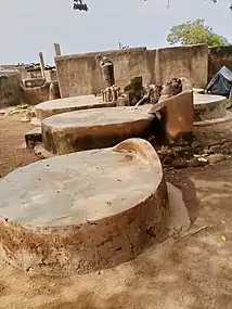 Le cimetière des anciens chefs à Tenzuk dans le Haut Ghana oriental. Septembre 2021.