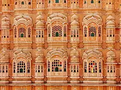 Le Palais du Hawa Mahal et la ville de Jaipur sont en cours d’adhésion au patrimoine mondial de l'Humanité.
