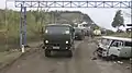 Convoi de casques bleus russes passant devant un poste de contrôle azerbaïdjanais à l'entrée nord de Chouchi.