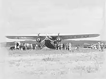 Photographie de face de l'avion avec les trois moteurs bien visibles.