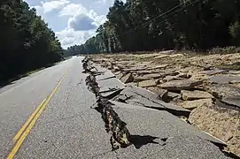 Une section effondrée de la LA 10 (en) près de Clinton (Louisiane), un mois après les inondations de 2016.