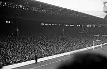 Kop d'Anfield en 1983. La tribune est complètement assise aujourd'hui.