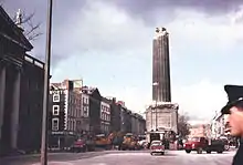 Photographie en couleur de la colonne, le matin de l'attentat.