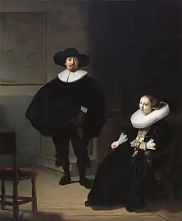 Peinture d'un homme debout, près d'une femme assise, tous deux vêtus de vêtements noirs aux cols blancs, dans une pièce sombre, presque vide, seulement meublé d'une chaise.