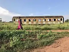 Une femme marchant le long d'une voie ferrée désaffectée (2019).