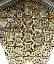 Mosaïque en forme d'hexagone des jours et du zodiaque avec représentation de personnifications des jours au centre et des signes du zodiaque sur le pourtour.