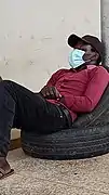 Homme endormi conservant son masque.